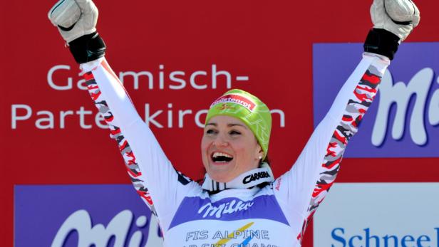 Eine jubelnde Skirennläuferin auf dem Siegerpodest der Skiweltmeisterschaft 2011 in Garmisch-Partenkirchen.