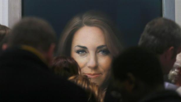 Ein Porträt von Catherine, Princess of Wales, umgeben von Menschen.