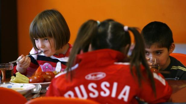 Orphan children have a meal at an orphanage in the southern Russian city of Rostov-on-Don, in this December 19, 2012 file photo. A bill banning Americans from adopting Russian children went to President Vladimir Putin for his signature on December 26, 2012 after winning final approval from parliament in retaliation for a U.S. law that targets Russian human rights abusers. To match story RUSSIA-USA/ADOPTION REUTERS/Vladimir Konstantinov/Files (RUSSIA - Tags: SOCIETY POLITICS)