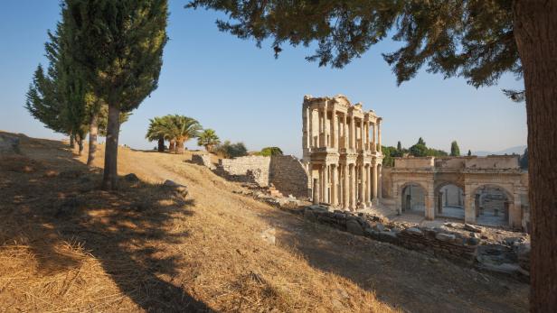 Zur römischen Kaiserzeit, also vor gut 2.000 Jahren, war Ephesos eine echte Boomtown. Etwa 200.000 Einwohner lebten hier, was die zu dieser Zeit schon alte Siedlung an der kleinasiatischen Küste zu einer der größten Städte der damals bekannten Welt machte.