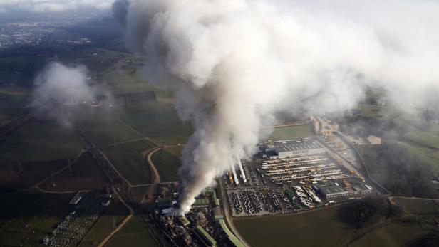 Die Hunderte Meter hohe Rauchsäule war kilometerweit zu sehen. 265 Feuerwehrleute bekämpften die Flammen von allen Seiten.