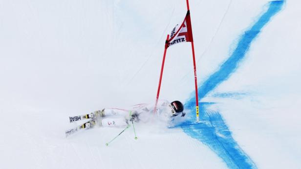 Elisabeth Goergl of Austria crashes into a gate during the first run of the women&#039;s Alpine skiing World Cup giant slalom race at the Corviglia in the Swiss mountain resort of St. Moritz December 9, 2012. REUTERS/Michael Buholzer (SWITZERLAND - Tags: SPORT SKIING)