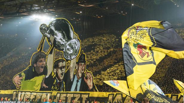 Eine Tribüne voller Borussia Dortmund Fans mit einer großen Choreografie.