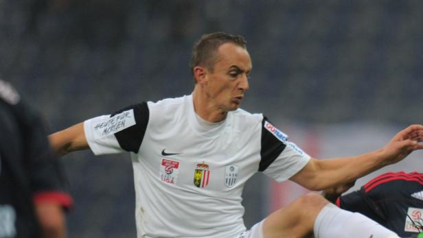 Ein Fußballspieler des LASK in Aktion auf dem Spielfeld.