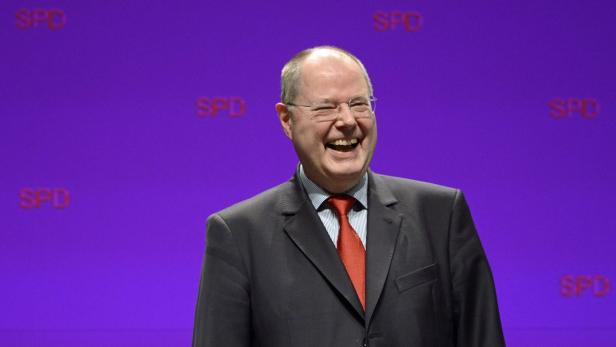 Peer Steinbrueck, Social Demrocratic (SPD) top candidate for the 2013 German general elections laughs after his speech during an election campaign with Lower Saxony&#039;s Social Democratic top candidate Stephan Weil (not pictured) in Emden, January 4, 2013. State elections in Lower Saxony will be held on January 20. REUTERS/Fabian Bimmer (GERMANY - Tags: POLITICS)