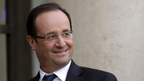 French President Francois Hollande waits for guests at the Elysee Palace in Paris, January 7, 2013. REUTERS/Philippe Wojazer (FRANCE - Tags: POLITICS)