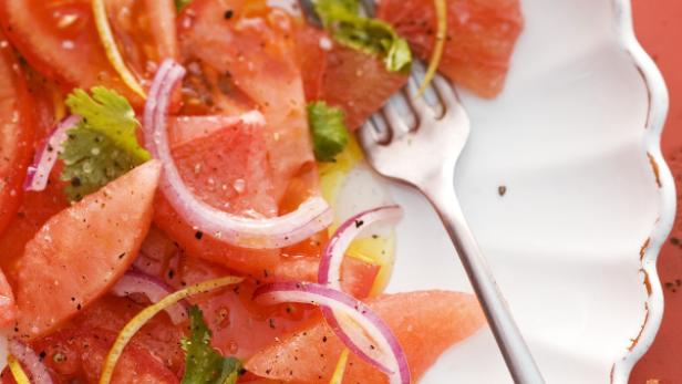 Statt Wassermelone können für den Salat nach Johann Lafer auch Zucker- oder Honigmelone verwendet werden. Dadurch wird er aber süßer.
