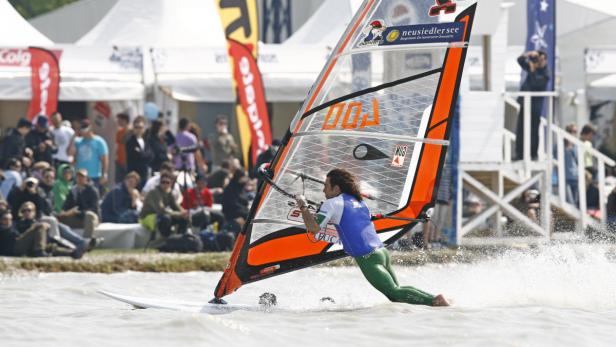 BILD zu TP/OTS - Der Franzose Nicolas Akgazciyan sicherte sich, zum zweiten Mal nach 2007, den ersten Platz beim DWARF8 Surf Worldcup in Podersdorf