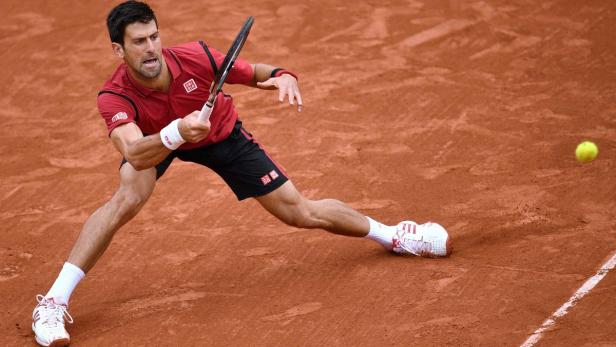 Novak Djokovic kann durch seine Stärke den Ball viel kontrollierter schlagen.