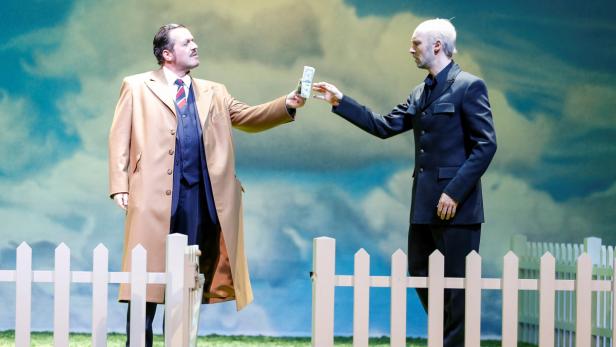 Zwei Männer in Anzügen tauschen Geld über einen weißen Gartenzaun aus.