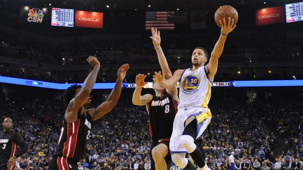 Stephen Curry von den Golden State Warriors beim Wurf auf den Korb.