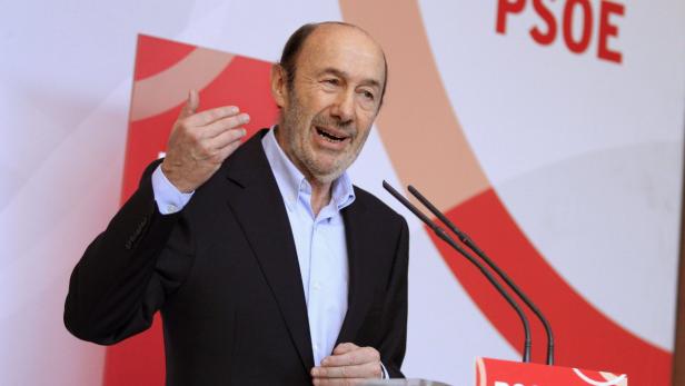 Ein Mann spricht vor einem roten PSOE-Logo an einem Rednerpult.