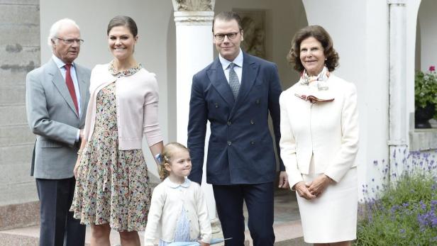 (v. l. n. r.) König Carl Gustaf, Kronprinzessin Victoria, ihrer Tochter Estelle, Prinz Daniel und Königin Sivlia.