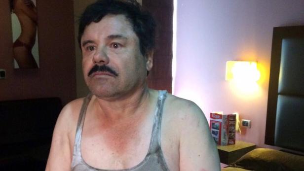 Joaquín „El Chapo“ Guzmán in einem grauen Unterhemd in einem Hotelzimmer.