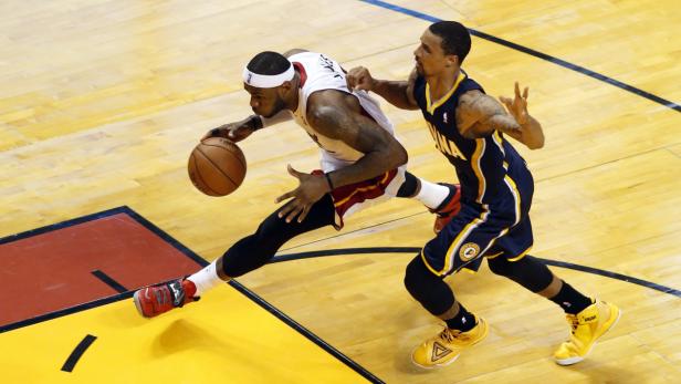 LeBron James dribbelt den Ball während eines Basketballspiels.