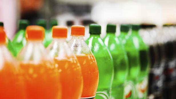 Bildnummer: 15490370… Täglich zuckerhältige Softdrinks machen sich in der Leibesmitte bemerkbar