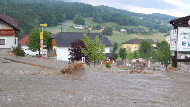 Eine überflutete Straße nach starken Regenfällen im Bezirk Rohrbach.