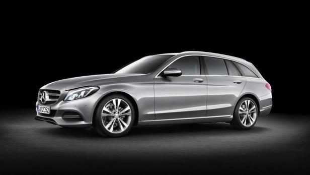 Ein silberner Mercedes-Benz C-Klasse T-Modell vor schwarzem Hintergrund.