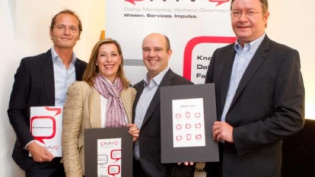 Vier Personen präsentieren Auszeichnungen des Dialog Marketing Verbands Österreich (DMVÖ).
