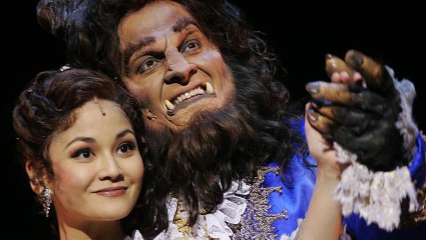 Belle und das Biest umarmen sich in einer Szene aus dem Musical „Die Schöne und das Biest“.