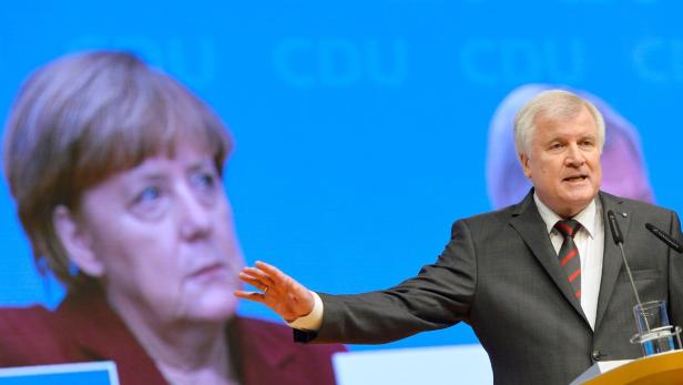 Auf Konfrontation, wieder einmal: Merkel, Seehofer