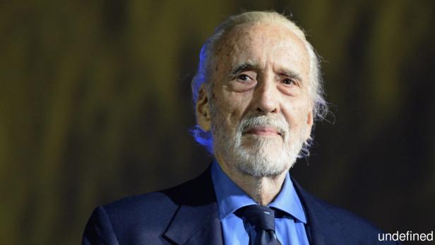 Porträt von Christopher Lee mit Bart und dunklem Anzug.