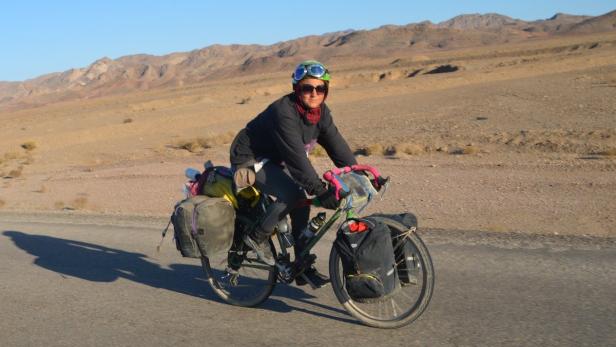 Barbara Graf, auf dem Weg durch die weiten Fels und Sandlandschaften im Zentrum Irans.