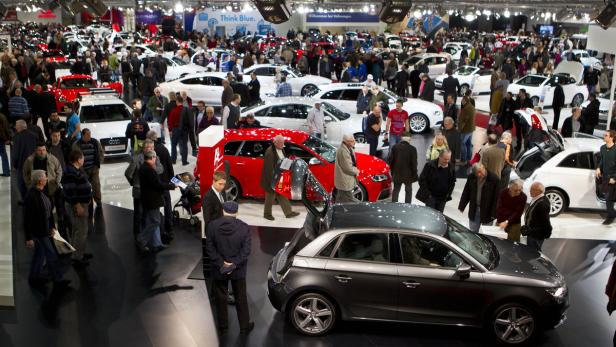 Besucher auf der Vienna Autoshow - die Messe öffnet am 14.1.2016