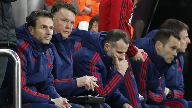 Louis van Gaal und Ryan Giggs sitzen während eines Spiels auf der Bank von Manchester United.