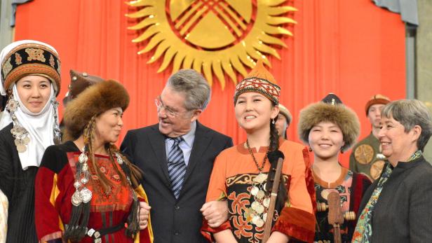 APA11911664 - 15032013 - BISCHKEK - TADSCHIKISTAN: Bundespräsident Heinz Fischer am Freitag, 15 März 2013 bei einer Tanzvorführung in der Oper in Bischkek. Bundespräsident Fischer beendet heute seinen Staatsbesuch in Kirgistan. APA-FOTO: HARALD SCHNEIDER