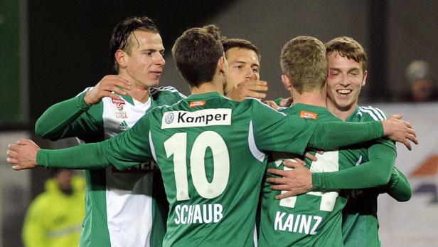 Grüner Jubel: Die Rapidler sind happy, bei ihrem Verein zu spielen.