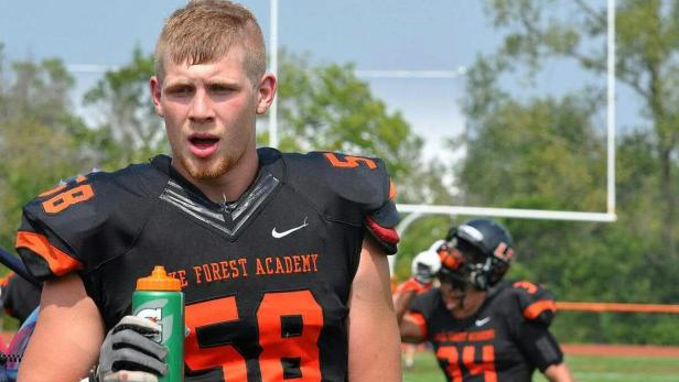 Ein junger Footballspieler der Wake Forest Academy mit einer Trinkflasche in der Hand.
