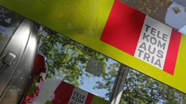 Eine Telefonzelle der Telekom Austria mit rotem Hörer.