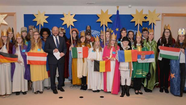 Martin Schulz mit Sternsingern, die Flaggen verschiedener europäischer Länder halten.