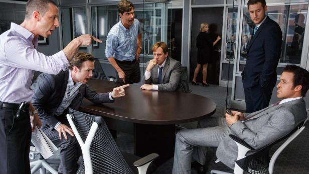 Wall-Street-Auskenner reden im rasenden Tempo über die kommende Finanzkrise, darunter Steve Carell (Mitte sitzend) und Ryan Gosling (re.)