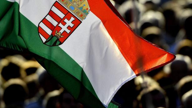 Eine ungarische Flagge weht im Wind.