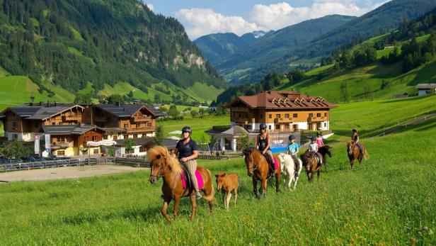 Familie in Großarl: Gockel Gusti und glückliche Kinder