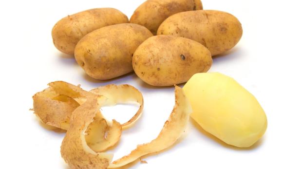Kartoffeln, eine geschält