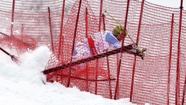 epa03623659 Klaus Kroell of Austria crashes during the men&#039;s Super G race of the Alpine Skiing World Cup finals in Parpan - Lenzerheide, Switzerland, 14 March 2013. EPA/PETER SCHNEIDER