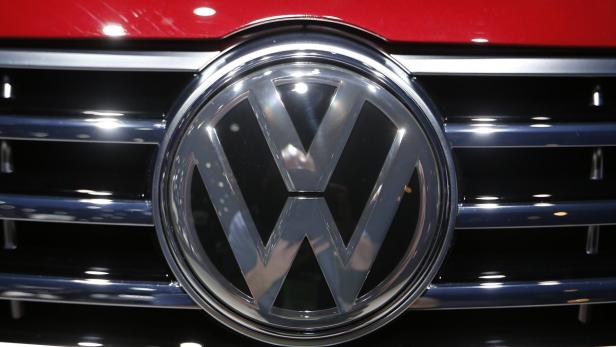 File photo of a Volkswagen logo at the North Ameri Gerät auch in Deutschland juristisch unter Druck: VW