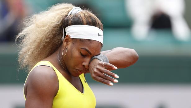 Serena Williams wischt sich während eines Tennisspiels den Schweiß von der Stirn.