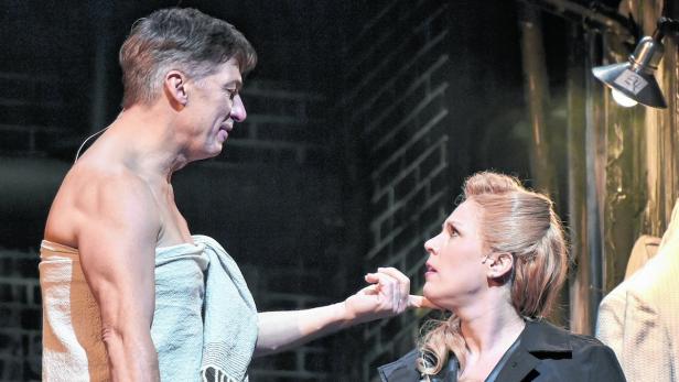 Womanizer, der um sich selbst kreist: Mackie (Moretti) mit Polly (Nina Bernsteiner)