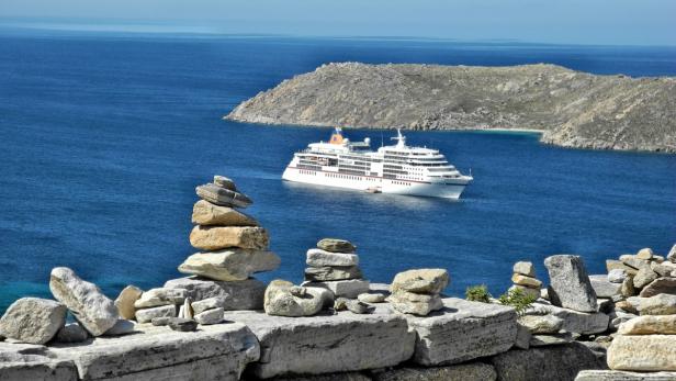 Der feine Luxusliner MS Europa liegt vor der griechischen Insel Delos.