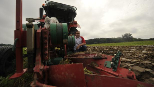 Philip Bauer tritt mit seinem Steyr Traktor samt Beetpflug bei der WM an