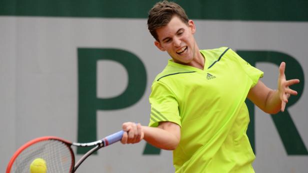 Dominic Thiem beim Aufschlag während eines Tennisspiels in Paris.