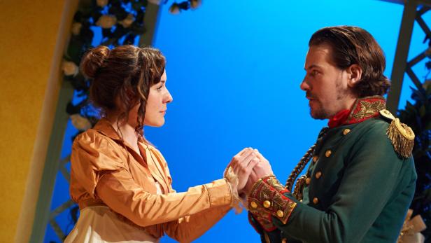 Ein widerspenstiges Paar bei Shakespeare: Beatrice (Ellie Burrow) und Benedick (Alan J. Mirren)