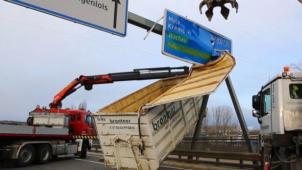 Zwei Kräne waren notwendig, um den Container sicher zu bergen