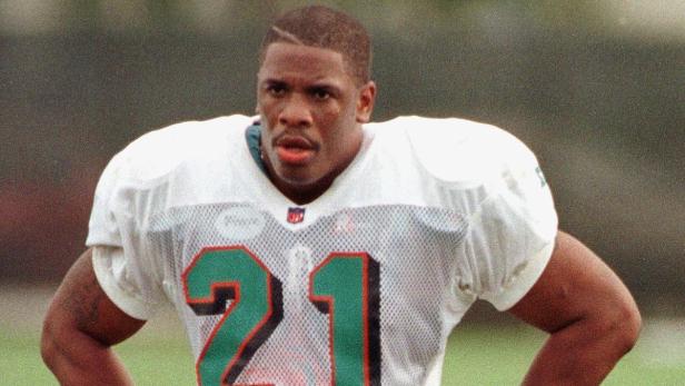 Ein Footballspieler der Miami Dolphins mit der Nummer 21 posiert.