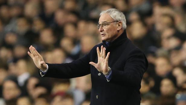 Claudio Ranieri gestikuliert während eines Fußballspiels.