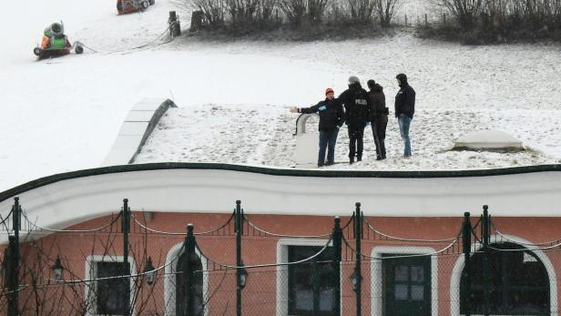 ABD0047_20160113 - KIRCHDORF IN TIROL - ÖSTERREICH: ZU APA0119 VOM 13.1.2016 - Ein mutmaßlicher Einbrecher ist am Mittwoch, 13. Jänner 2016, in Kirchdorf in Tirol (Bezirk Kitzbühel) von der Polizei angeschossen worden. Er soll laut ersten Informationen den Schusswechsel eröffnet haben. Im Bild: Der Ort des Schusswechsels. - FOTO: APA/ZOOM TIROL